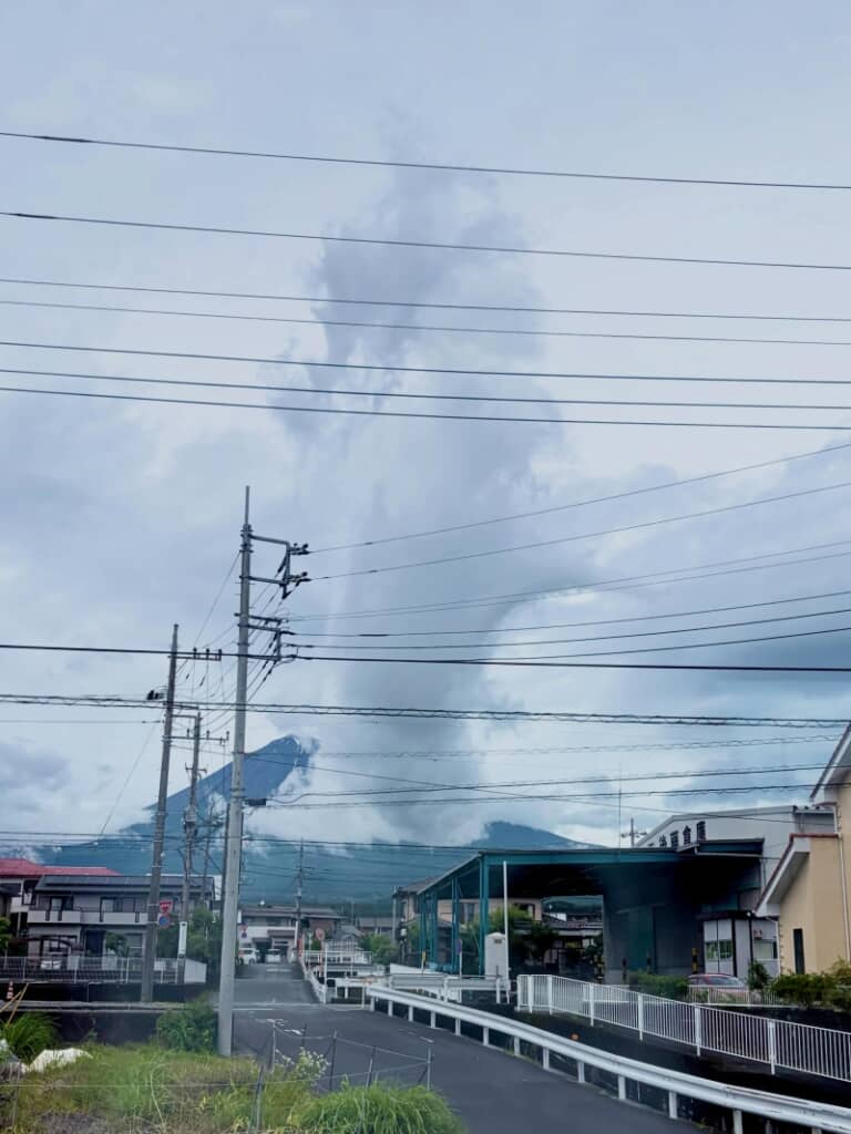 龍のように立ち昇る雲