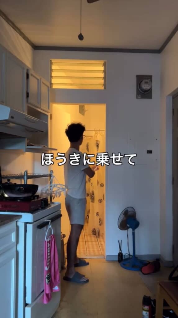 ほうきに乗せて外へ逃がす作戦