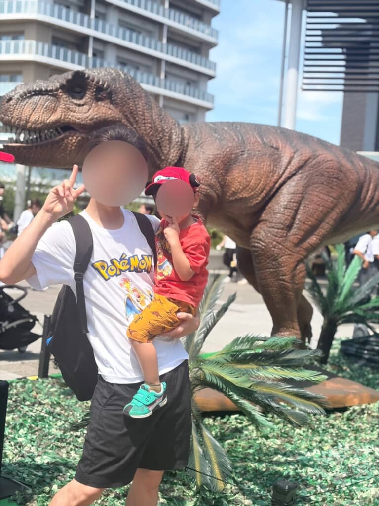 ポケモンの赤いTシャツ