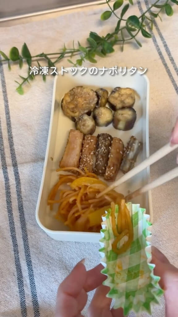 おかずを敷いていく