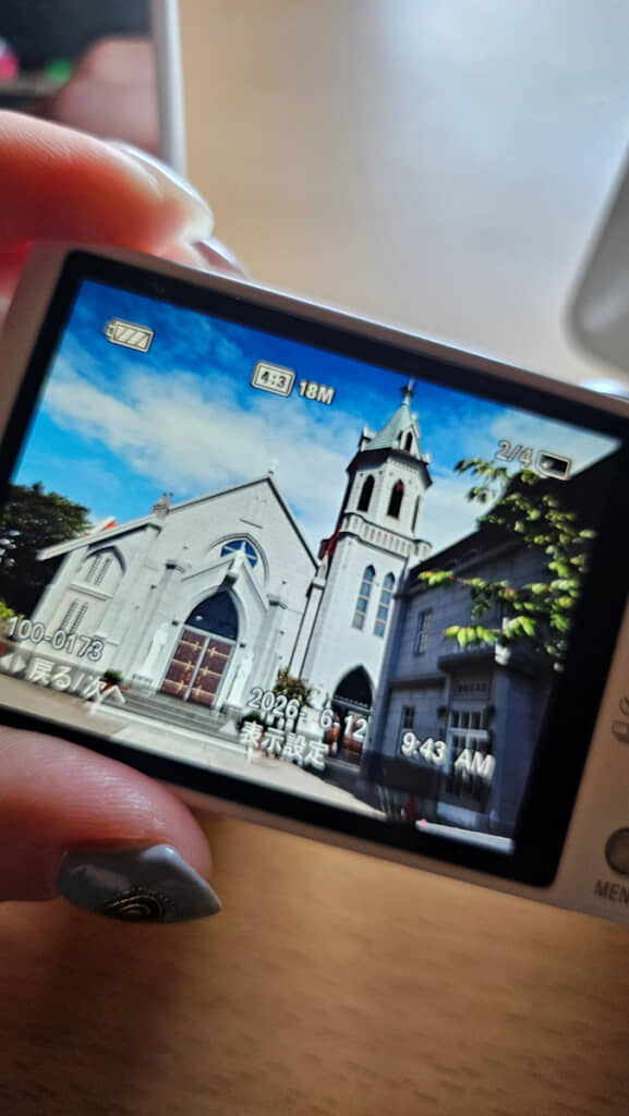 息子さんが撮ってきた教会の写真。いかにも修学旅行といった一枚ですが、そのあとは……