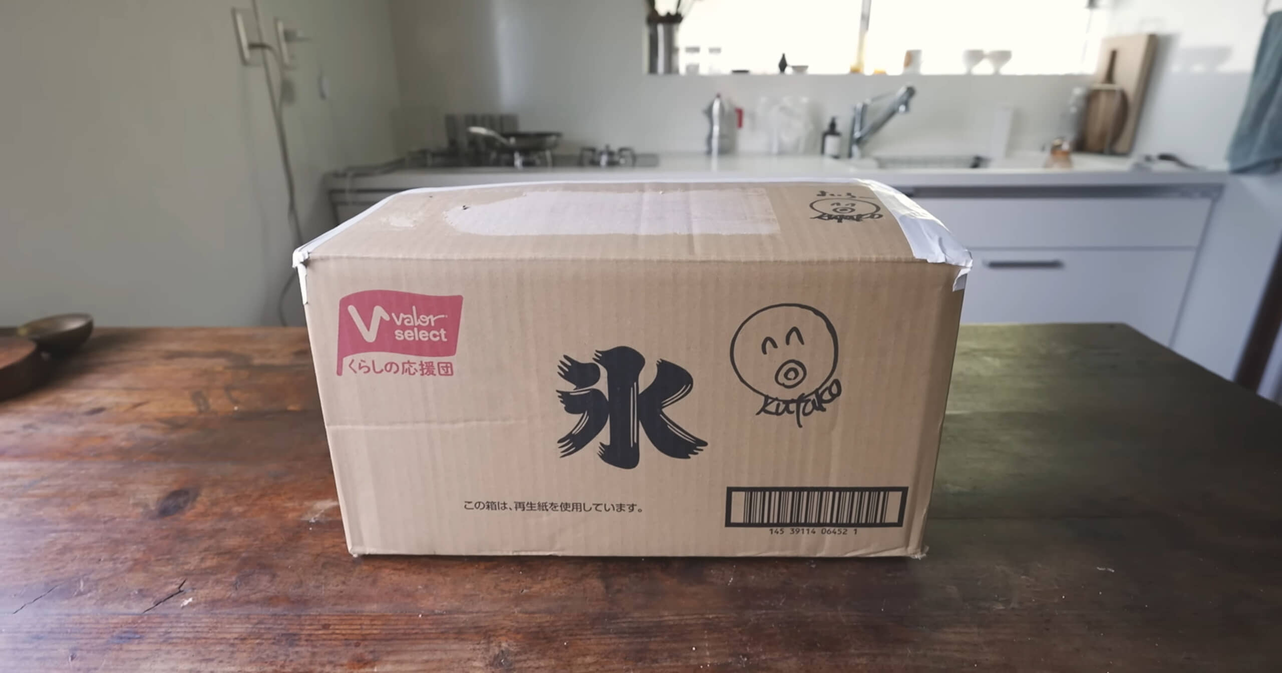 母から届いた“パンパンのダンボール箱”→開けた瞬間……「腰抜かしました」　驚きの中身に「愛を感じました」「宝箱ですね」（1/3） | ライフスタイル ねとらぼ