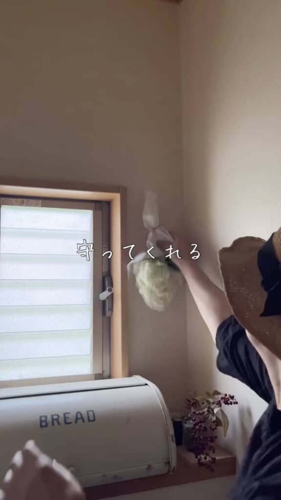 トイレに逆さ吊りすると、女性特有の病気から守ってくれるのだとか
