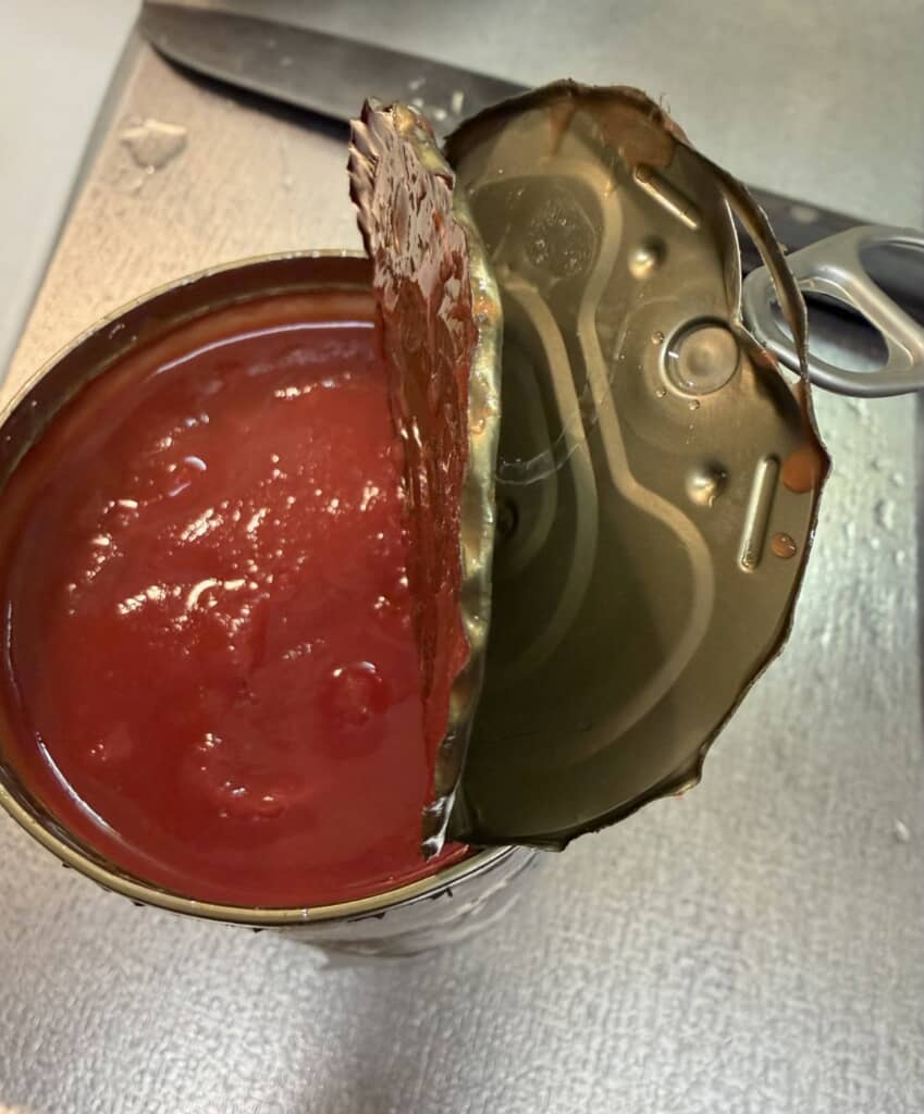 2枚のフタを開封したトマト缶