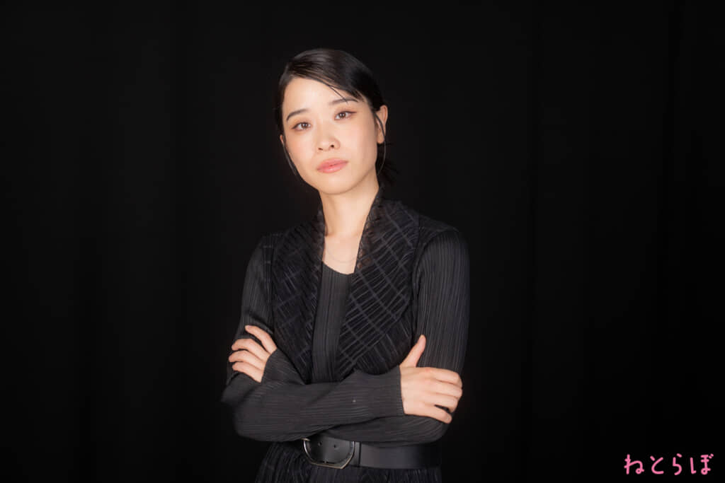 編集部が撮影した、腕を組む円井わんさん