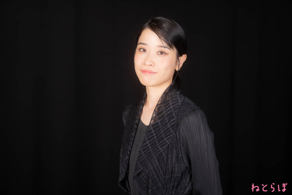 編集部が撮影した笑顔の円井わんさん