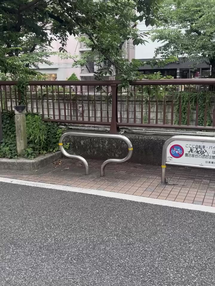 目黒川沿いを歩いていると……