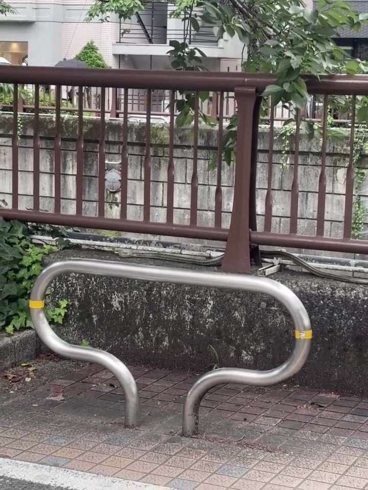 ゆっくりと移動しています