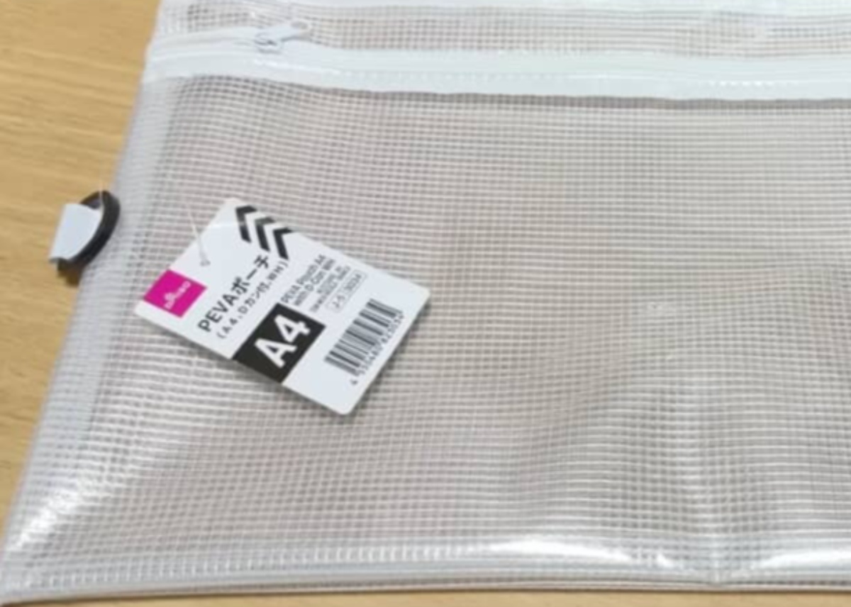 ダイソーのビニールポーチをほどいて縫うと…… 驚きのリメイク術に「すてきなアイディア」「簡単に作れて感動」(1/3) | ライフスタイル ねとらぼ