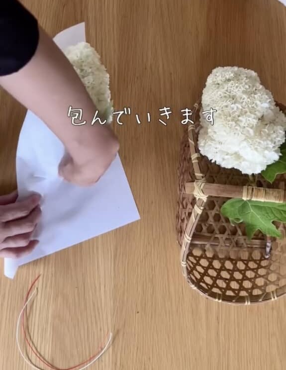 (2/7)摘んだ花を半紙で包み……