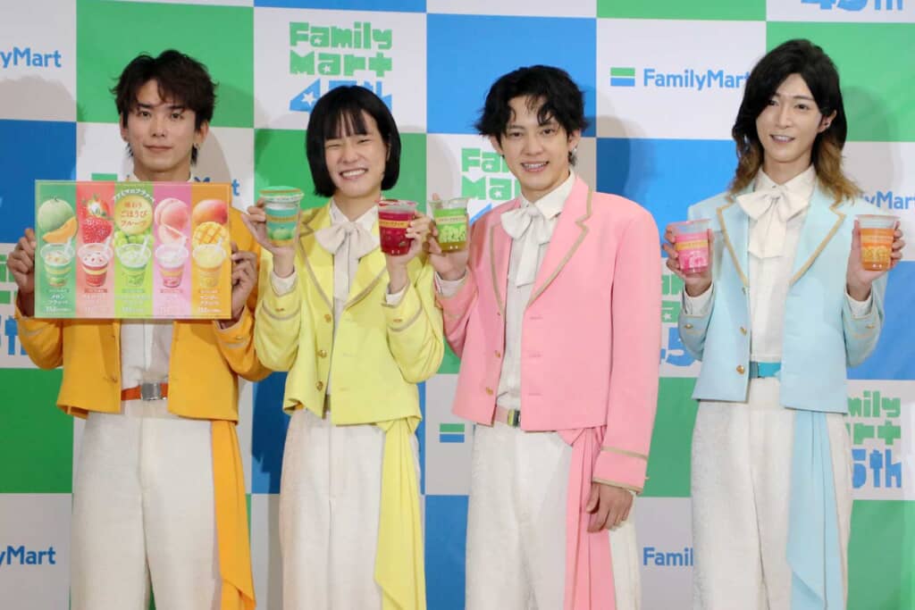 ファミマのフラッペ『味わうごほうびフルーツ』発表会に登壇したモナキの4名（左からじんさん・おヨネさん・ケンケンさん・サカイJr.さん）