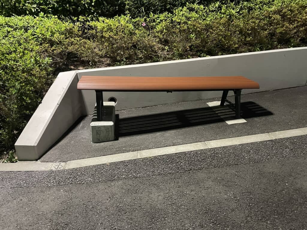 斜面に対応するため左右の脚の長さが大きく異なるベンチ