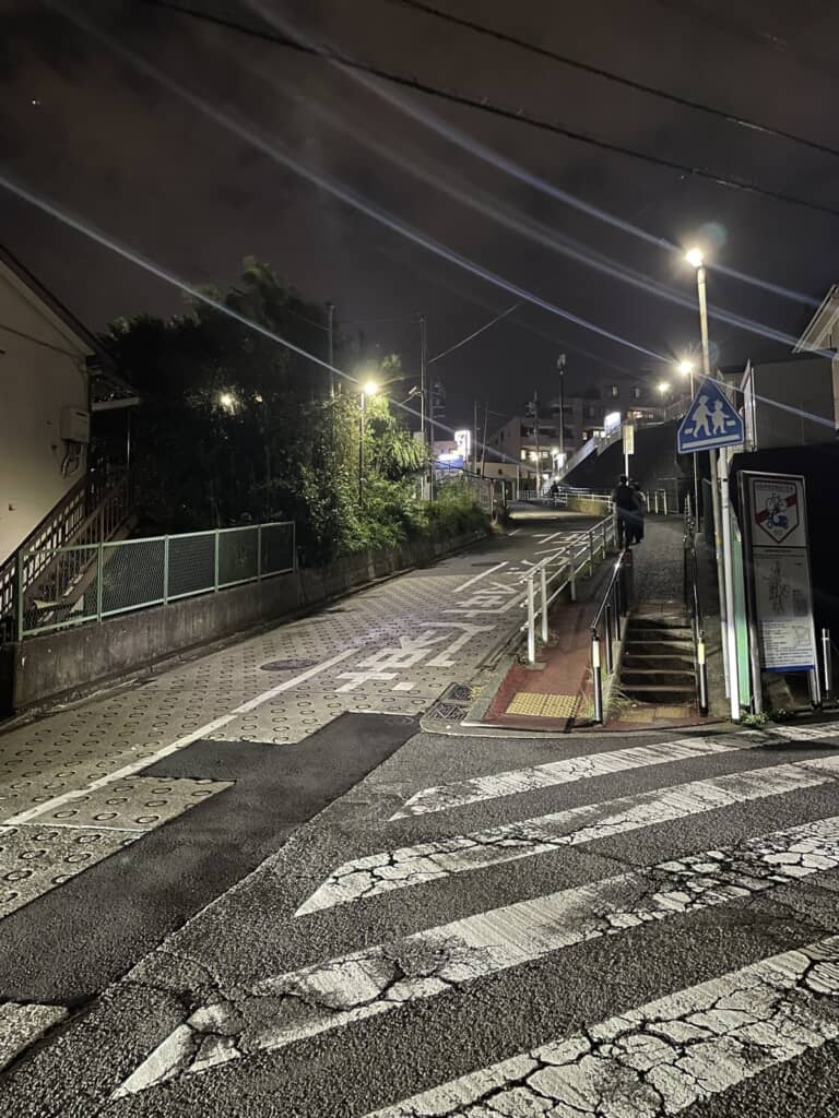 上大岡駅東側にある坂の下側で撮った写真