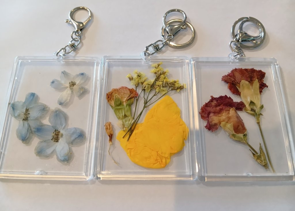 小学生の息子からもらった花をキーホルダーにして保管するアイデアが素敵
