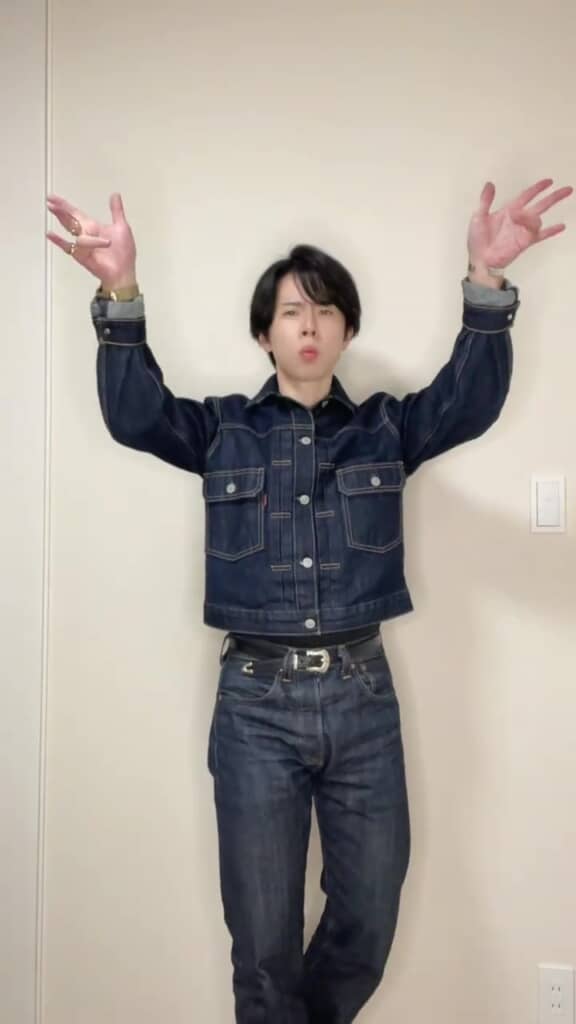決めポーズを披露