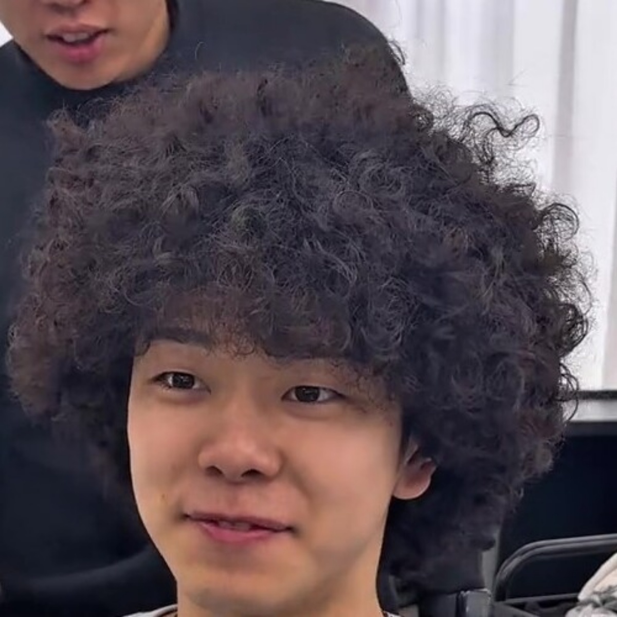 新社会人のアフロヘア男性、パーマを落とすと……　驚きの大変身が657万再生「こういう人がモテるんだろうなぁ」「別人ですね！」（1/3） | 美容 ねとらぼ