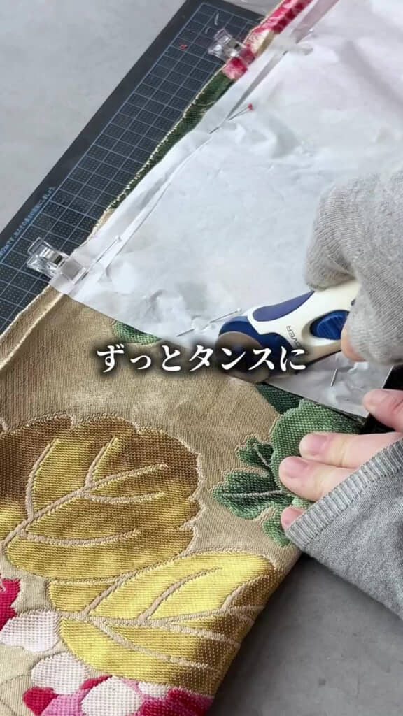 型紙に沿って裁断