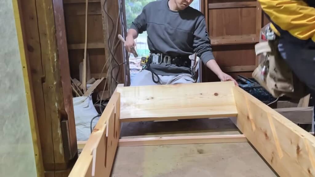 桁にハマった段板