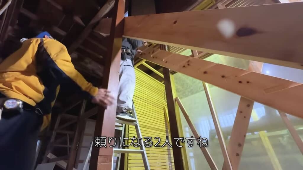 3人で力を合わせて階段を設置