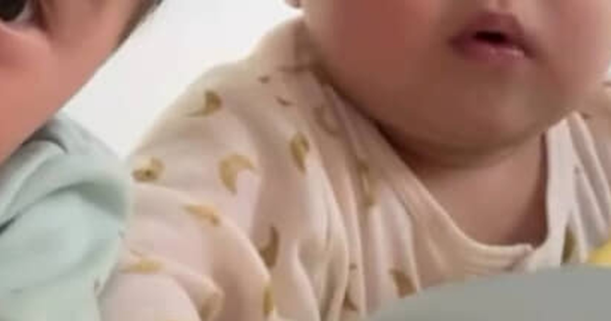 カメラを見つめる1歳の双子→母が録画を確認したら……「爆笑してしまったww」まさかの姿に「可愛すぎる」「中毒性がありますね」(1/2) | 育児 ねとらぼ