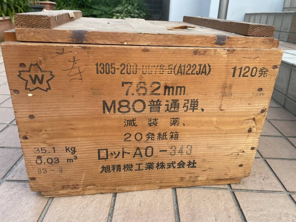 バイクのボックスに使うにはアクの強い文字が並ぶ弾薬箱らしき箱