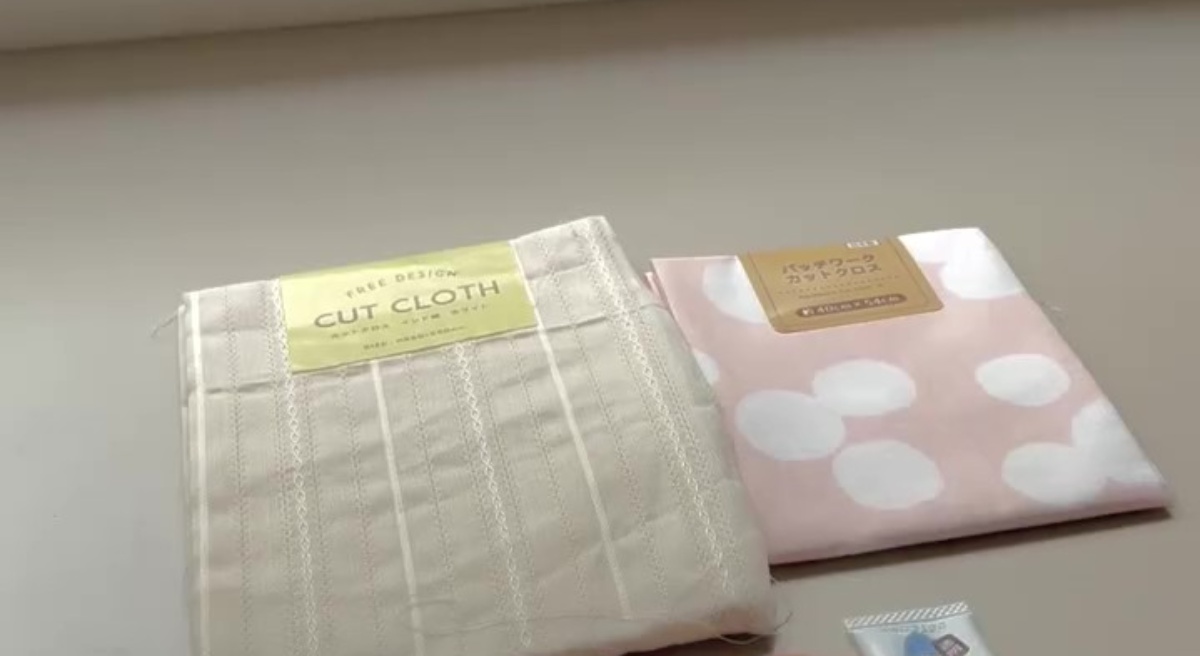 セリアのカットクロスを縫わずに畳んでいくだけで……　食卓で大活躍の完成品に「私もこれ作る」「かわいい」（1/3） | ハンドメイド ねとらぼ