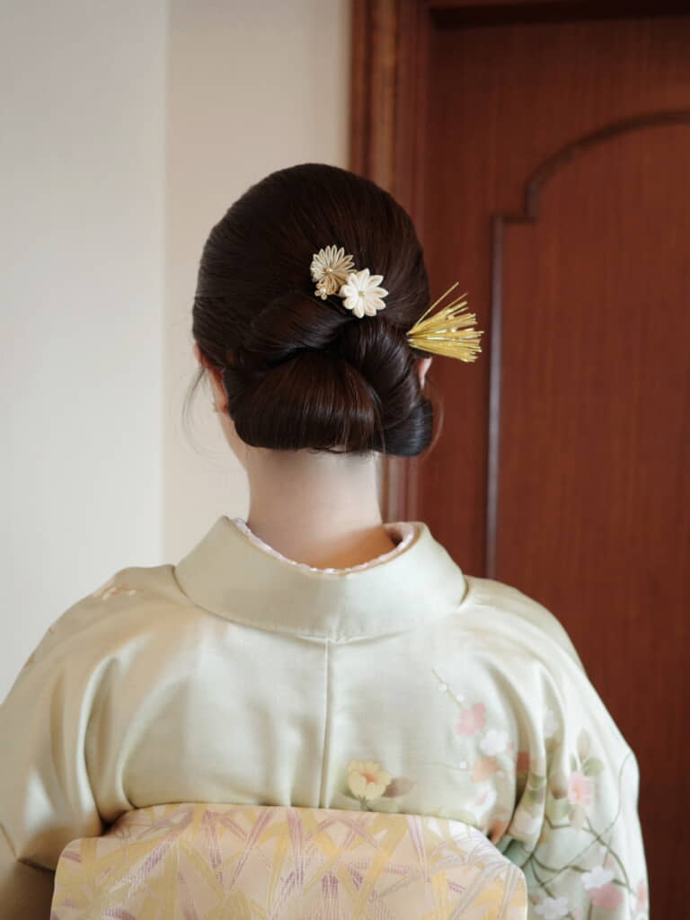 金の飾りが上品な輝きに