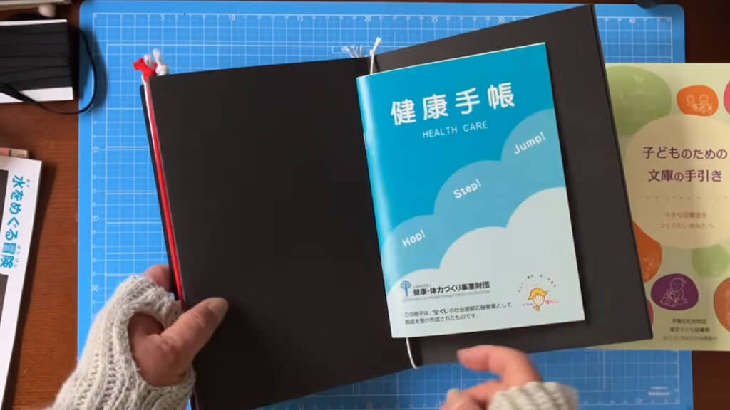 細い丸ゴムのほうには薄いものを通す