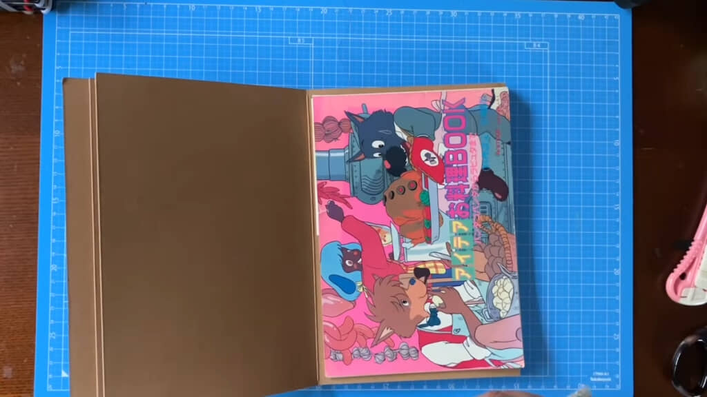 ジブリ作品に登場する料理のレシピ冊子も収納。1987年の『アニメージュ』の付録