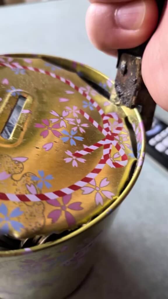 缶切りで開けていく