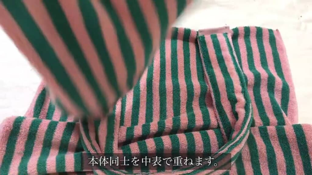 ミニバスタオルにフェイスタオルを付けたら、縫い付けた側を内側に2組を重ねる