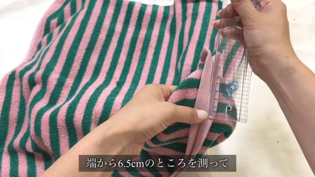 両サイドと下辺を縫ったら、右下と左下の角を三角に折って縫い、マチを作る