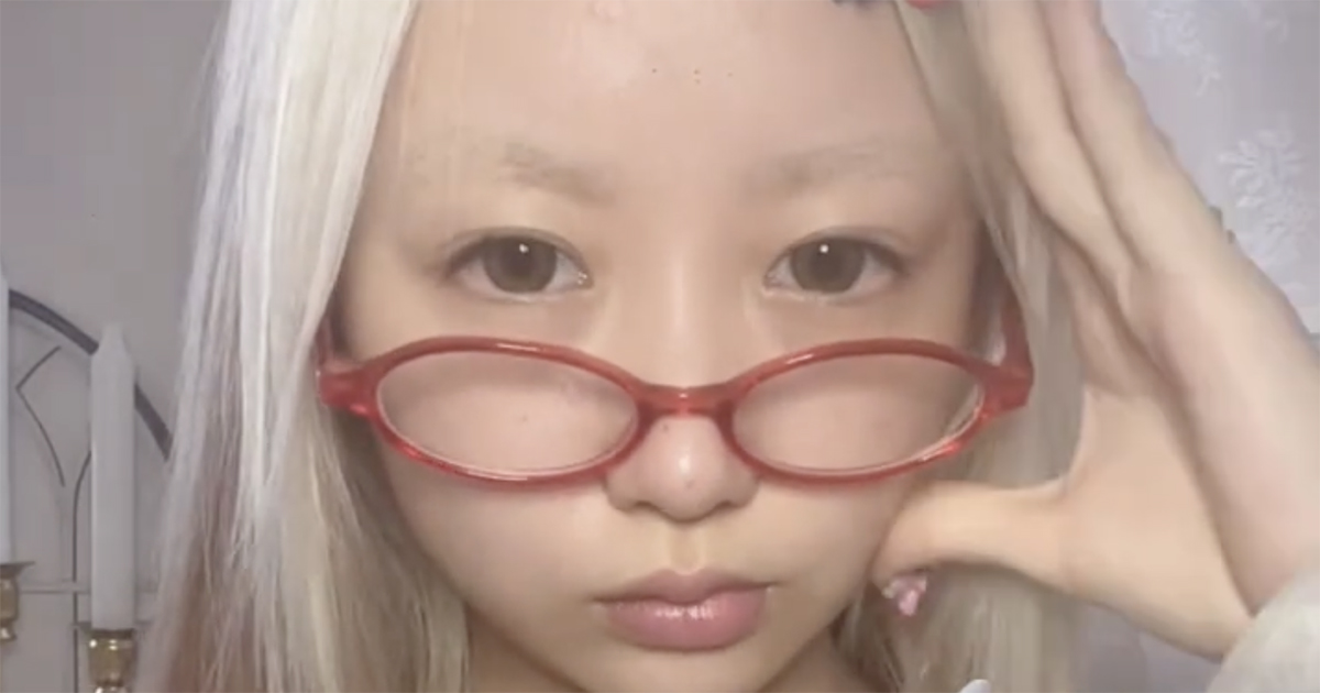 寝起きのすっぴん女子→支度を終えたら……「は?」 衝撃の姿が110万再生「ぶっ刺さった」「かわいすぎて意味わからん」(1/2) | 美容 ねとらぼ