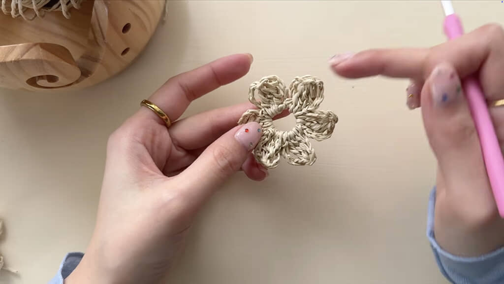 6枚の花びらを編んだらお花1枚が完成