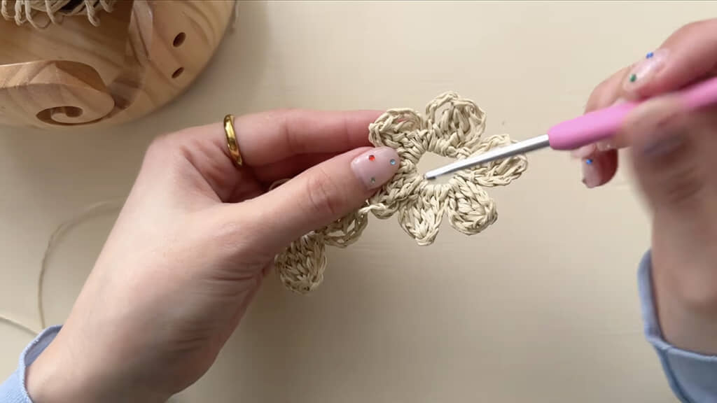 2枚目を編む途中で1枚目に繋げて……