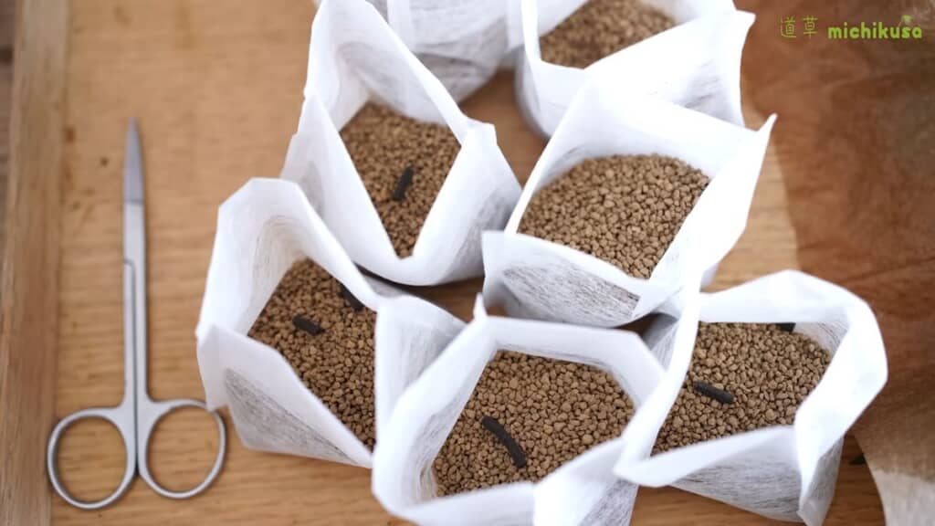 お茶パックに詰めた赤玉土と栄養ペレット