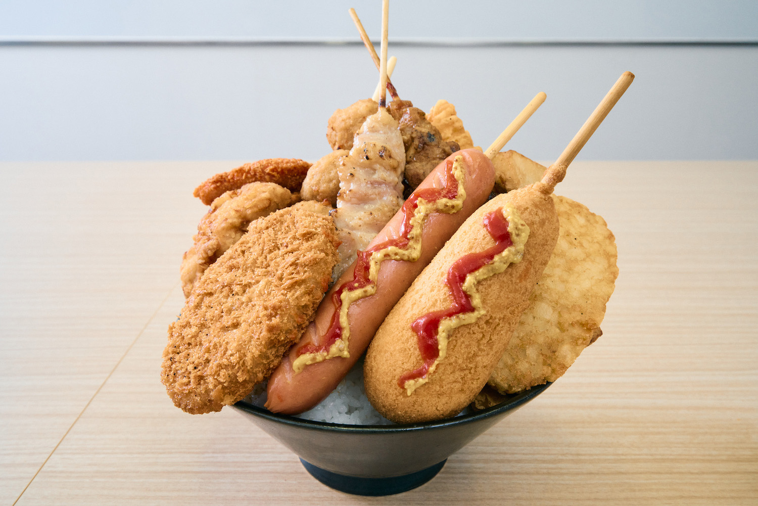「子どものころ夢に見たやつ!!」 ファミマの“50円引き”揚げ物を大量ゲット→大盛りご飯に全種類を乗せてみたら……奇跡の光景「富士山みたい」 | ねとらぼ