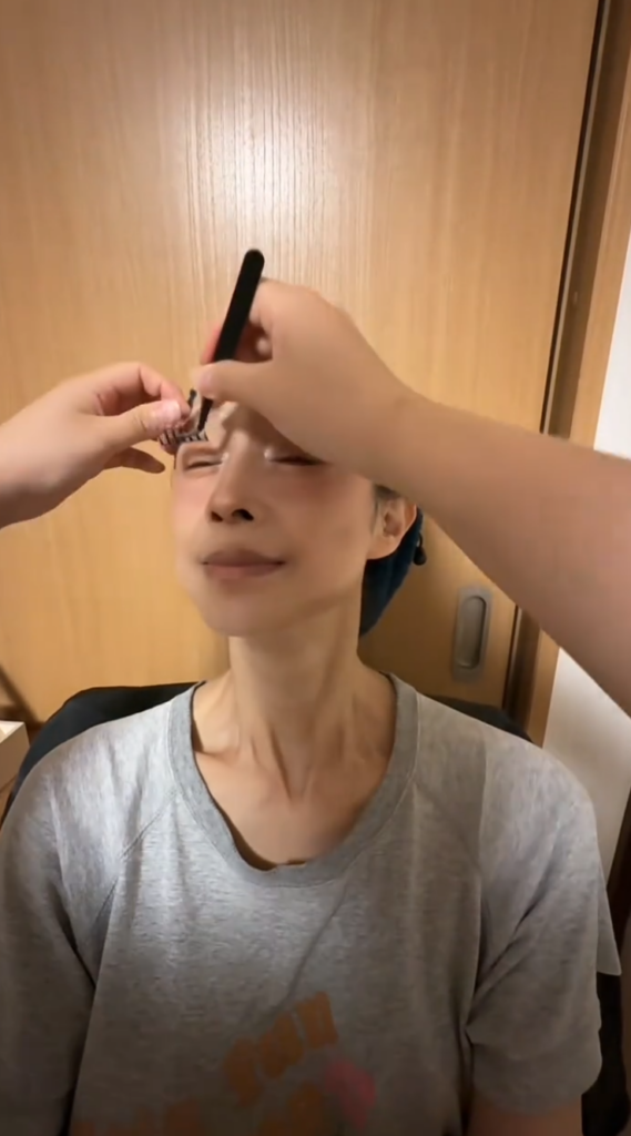 つけまつ毛をつける様子
