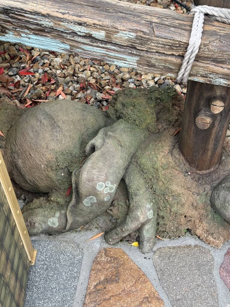木の根元のような部分に注目すると……