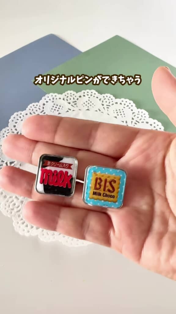 チロルチョコの包み紙で作ったピンズ