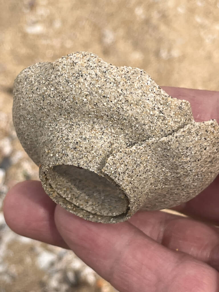 砂で作られた茶碗そっくりの物体