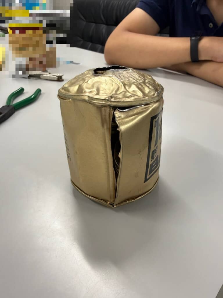 あの貯金箱ってこんな風に壊れるんだ……