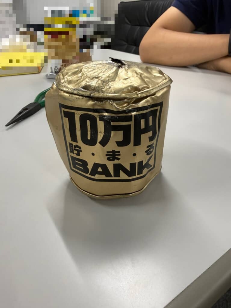 金属の貯金箱をボコボコにしてまで貯金し続けた結果