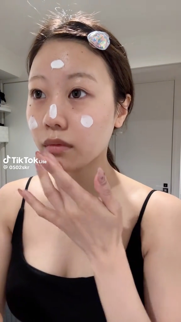 まずはベースメイクからスタート