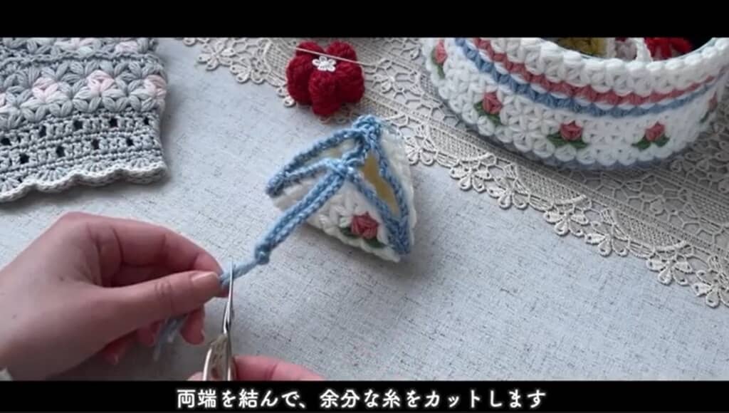 ヒモを通します