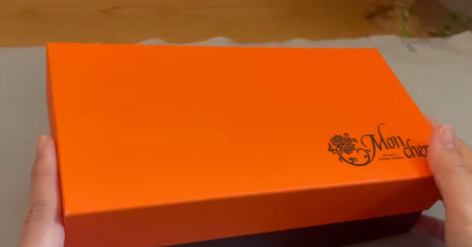 捨てるはずの“お菓子の空き箱”→刺しゅうで大変身！　驚きの完成品に「なんて美しいのでしょう」「私も刺してみたい」（1/3） | ハンドメイド ねとらぼ