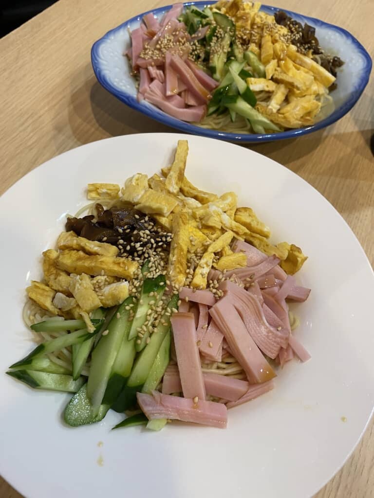 具材がたっぷりとのった冷やし中華