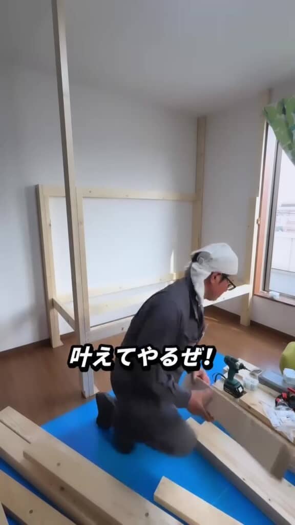 子ども部屋も兼ねた2段ベッドを作る父親