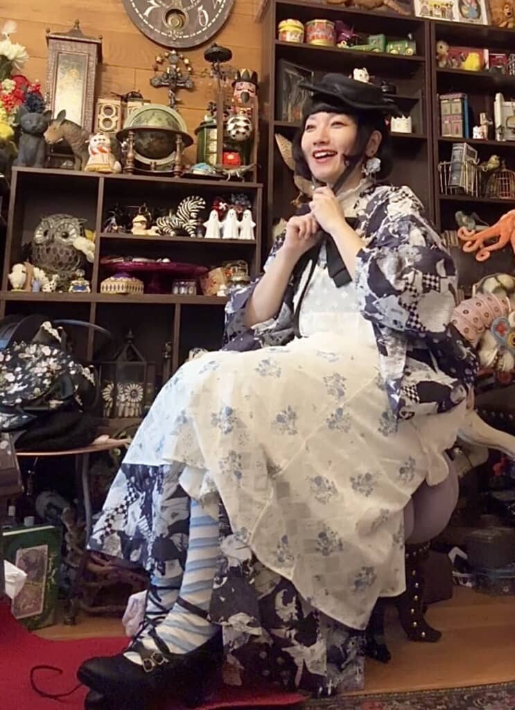 丈が長めのキャミとスカートを合わせたコーデ