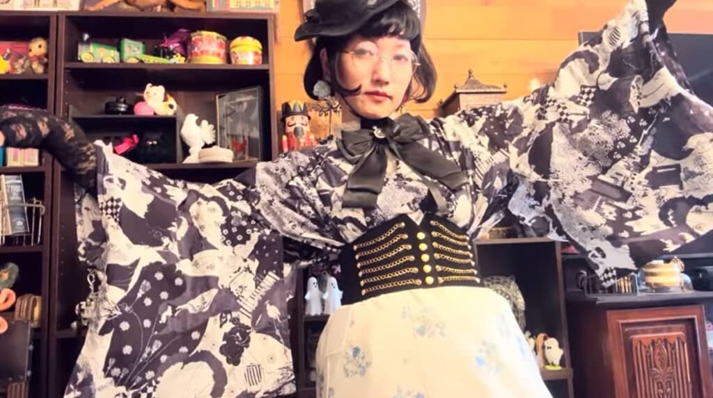 キャミを脱いでコルセットを付けてみます